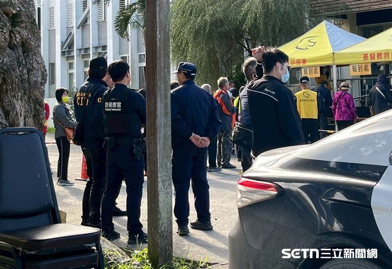 花蓮縣警察局鳳林分局全程在現場護鈔與維持秩序,讓民眾可以順利拿到補助金和禮券。在專業維安與志工溫情引導下,這份資助不僅是一場發放,更是一次穩定民心的溫暖行動,陪伴光復鄉民在安全與希望中,踏出重建家園的關鍵一步。(圖/翻攝畫面)