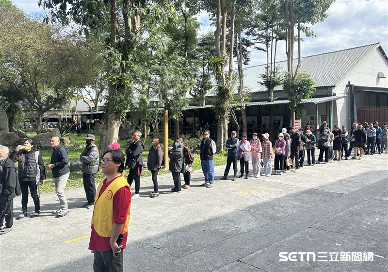 長長的排隊人潮,他們都是飽受923洪災重創的光復鄉民。在斷水斷電、家當全毀的百日後,這條人龍承載著災民對「重拾生活」最卑微也最急切的期盼。基督教救助協會與公所精準造冊,發放7,092萬元慰問金與禮券,服務2,364戶受災家庭。(圖/翻攝畫面)