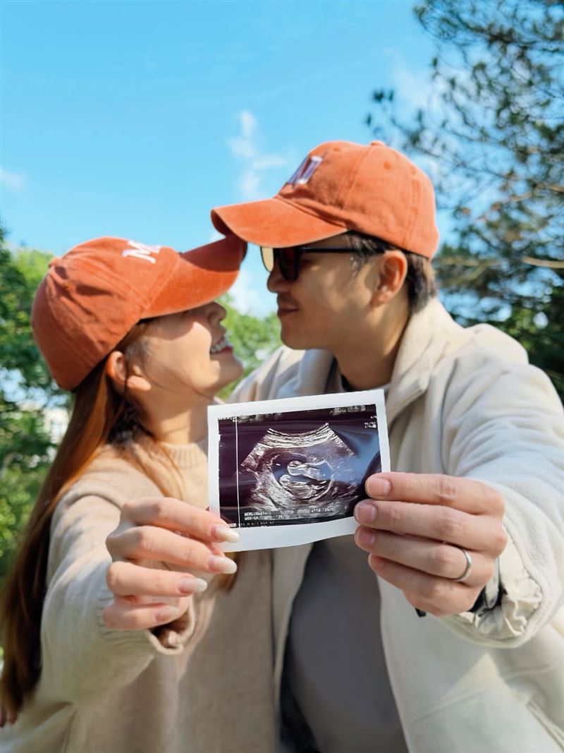 謝京穎證實懷雙胞胎。（圖／翻攝自謝京穎臉書）