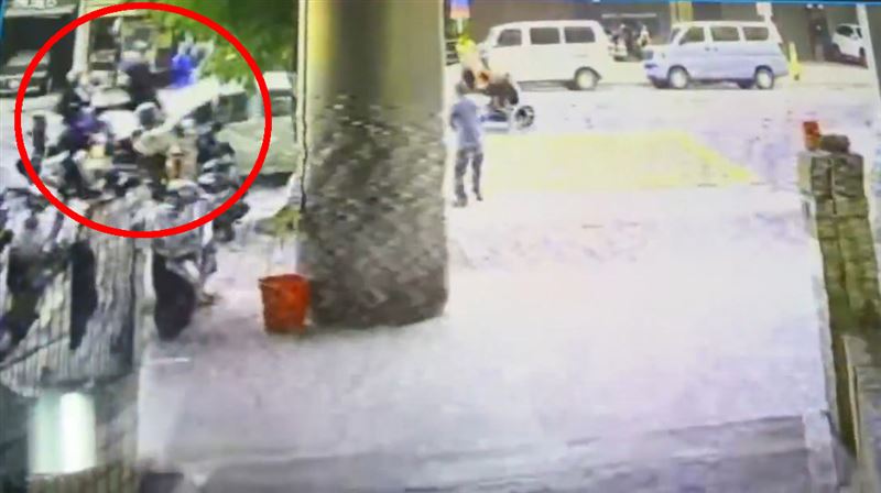 從監視器另一角度可以發現，潘姓婦人幾乎沒有減速撞上停車格內丁女母子。（圖／翻攝畫面）