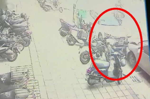 丁女母子被夾撞後動彈不得，其中騎車的丁女送醫後不治，後座的兒子傷勢穩定，車禍原因還要再釐清。（圖／翻攝畫面）