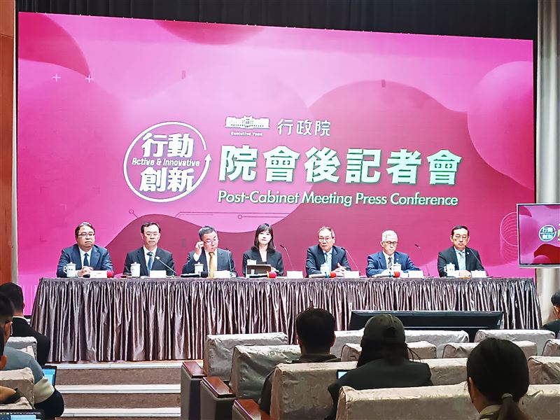 行政院會今(18)日拍板《國家安全法》修法草案,明定任何人若有鼓吹戰爭言論可重罰100萬元。圖為院會後記者會。(記者盧素梅攝影)