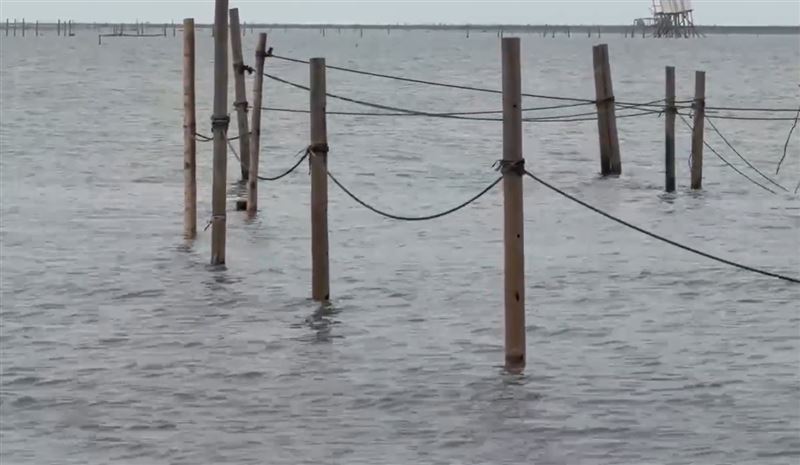 什股海域漲潮快速,灘地濕滑又有暗溝與消波塊,相當危險。(圖/翻攝畫面)