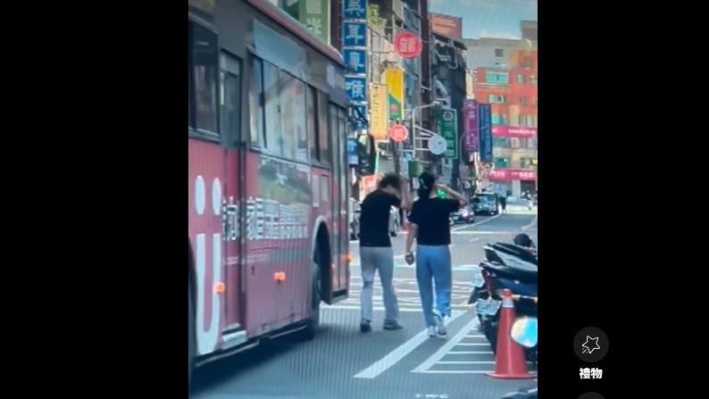 男子不慎遭後方駛來的公車、後照鏡「巴頭」。(圖/翻攝爆料公社)