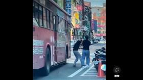 男子不慎遭後方駛來的公車、後照鏡「巴頭」。（圖／翻攝爆料公社）