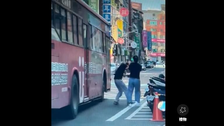 桃園男遭公車後照鏡巴頭!兩派網友吵翻天