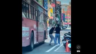 桃園男遭公車後照鏡巴頭！兩派網友吵翻天