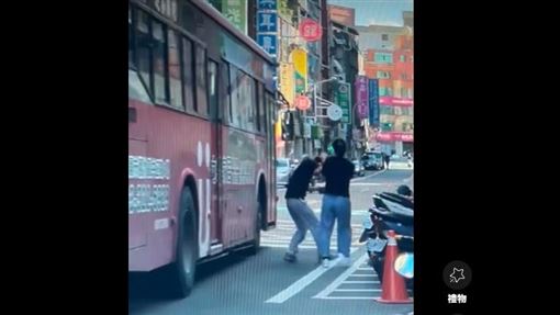 桃園男遭公車後照鏡巴頭！兩派網友吵翻天