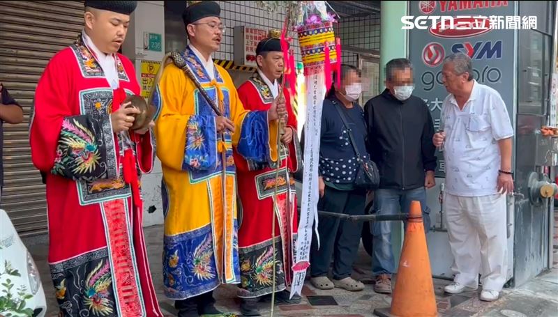 陳女胞妹答應會幫忙照顧父母，才終於連擲3個聖筊。（圖／記者林昱孜攝影）