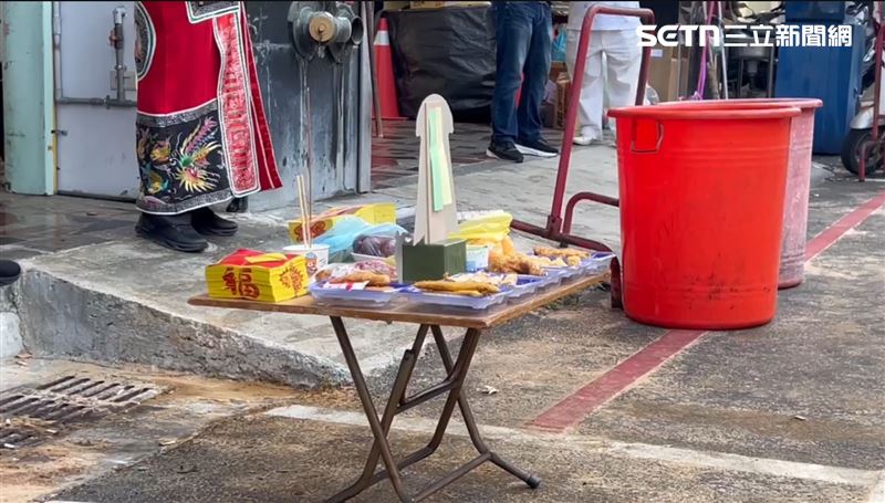 23歲女清潔員遭到鄭男酒駕撞死，家屬、男友重回現場招魂。（圖／記者林昱孜攝影）