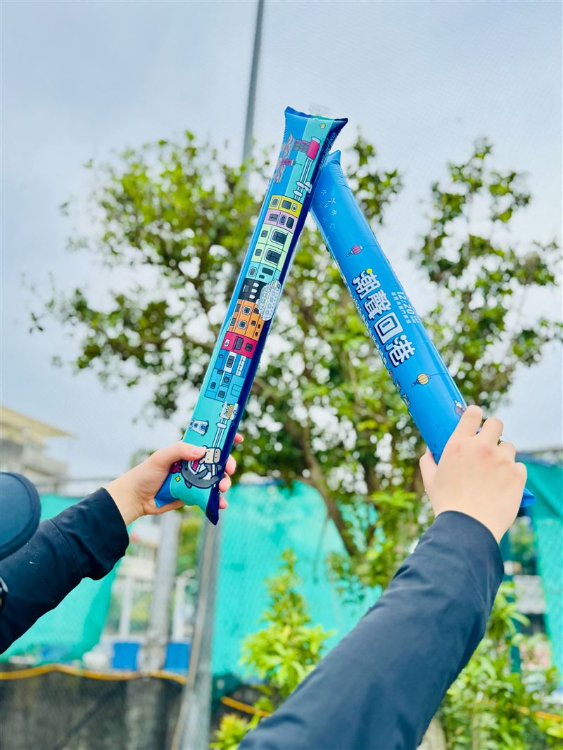 IP「MR. SHARK 鯊魚先生」充氣加油棒。（圖／基隆市文化觀光局提供）