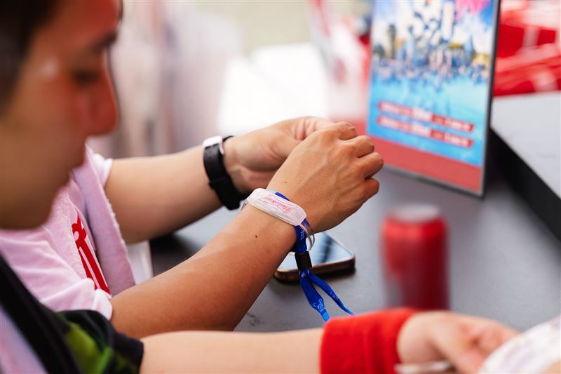 百威發光手環。(圖／百威提供)