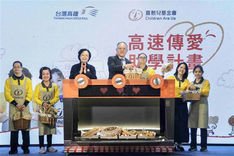 台灣高鐵公司史哲董事長(中)與喜憨兒社會福利基金會蕭淑珍董事長(左三)及公益大使曾寶儀(右二),邀請各界踴躍捐款幫助憨兒「共融學習 讓愛升級」。(圖/台灣高鐵提供)