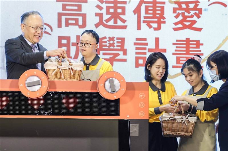 台灣高鐵公司史哲董事長(左一)開心接受憨兒親手製作的烘焙點心。(圖/台灣高鐵提供)