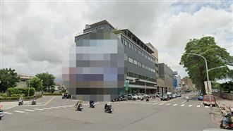 車商展廳招牌掉落！正中下方汽機車