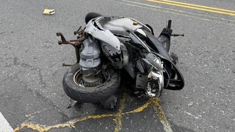 蔡男駕駛自小客車追撞前方機車,造成吳陳姓婦人送醫不治。(圖/翻攝畫面)