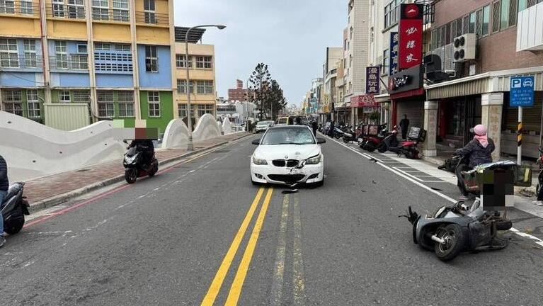 蔡男駕駛自小客車追撞前方機車,造成吳陳姓婦人送醫不治。(圖/翻攝畫面)
