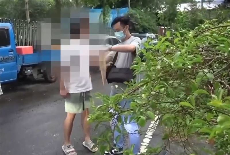 檢警長期跟蒐,見時機成熟持搜索票逮捕販毒的詹男。(圖/翻攝畫面)