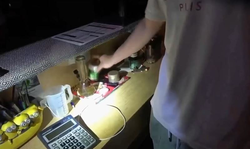 埔里詹姓男子一邊經營餐館一邊販毒,透過特製餐點的暗號,將大麻外送到吸毒者手中。(圖/翻攝畫面)