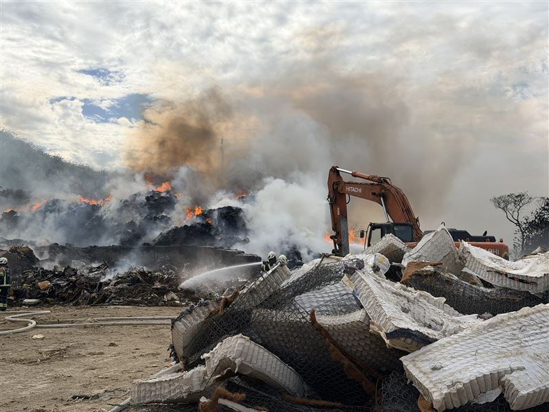 掩埋場大火，消防局獲報到場灌救。（圖／翻攝畫面）