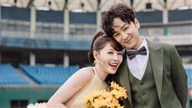 張書偉、謝京穎身穿頂級婚紗品牌拍攝甜蜜婚紗照。（圖／VISION海外婚禮婚紗攝影團隊提供）