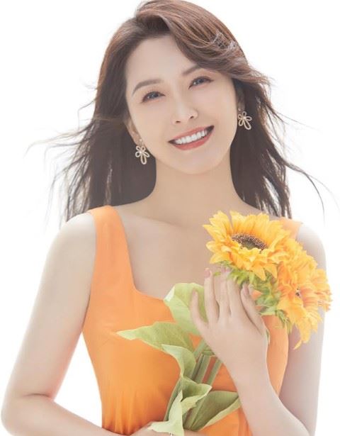 徐潔兒轉往中國發展後,陸續參與古裝劇與職場題材作品,在兩岸影視圈皆累積穩定作品與知名度。(圖/翻攝自徐潔兒IG)