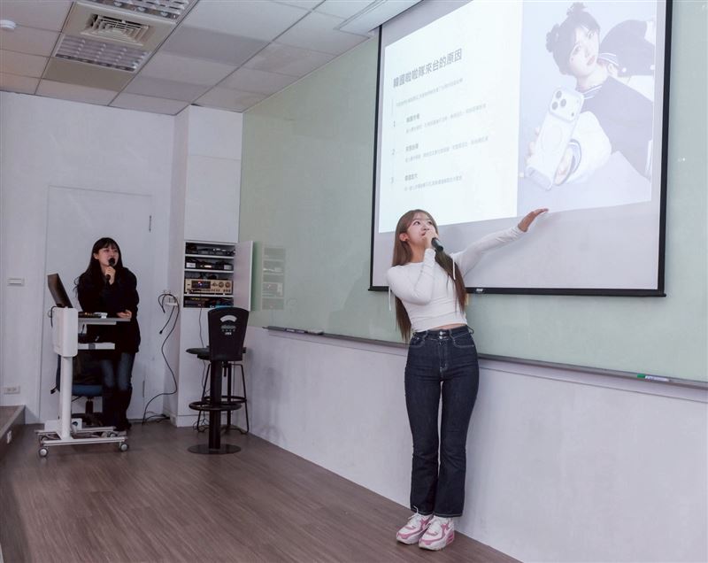 韓籍女神廉世彬以特別來賓身分與同學近距離互動