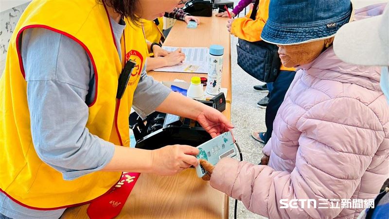 4點就排隊 光復鄉災民:終於拿到補助了