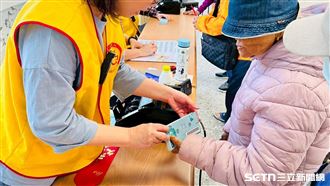 4點就排隊　光復鄉災民：終於拿到補助了