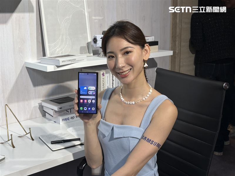 Galaxy Z TriFold闔起時厚度僅12.9mm，比前五代 Fold系列更加纖薄；展開後厚度進一步縮減至3.9mm，成為三星史上最薄的 Galaxy 裝置。（圖／記者王文承攝影）