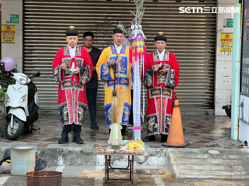 女清潔員慘死酒駕男輪下,今(18)日家屬回現場進行招魂。(圖/記者林昱孜攝影)