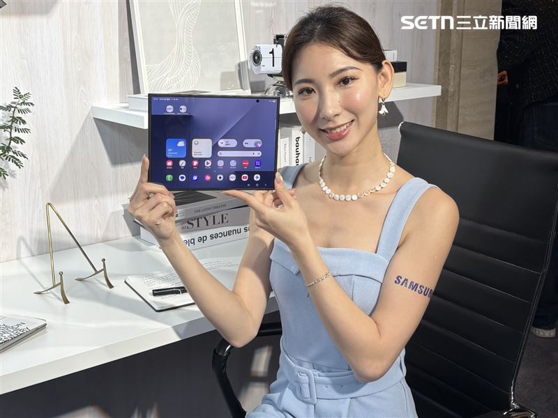 Galaxy Z TriFold左右完全展開時，可呈現10吋超大螢幕，滿足高效多工與生產力需求；向內收折後，則化身為6.5吋封面螢幕，兼顧輕巧便攜與靈活操作。（圖／記者王文承攝影）