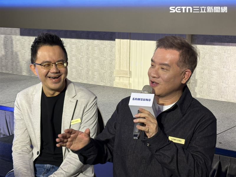 台灣三星電子行動通訊事業部總經理陳啓蒙（右）指出，Galaxy Z TriFold售價為8萬9900元，將於明（19）日正式開賣，並強調購機用戶可同步享有專屬尊榮VIP服務。 （圖／記者王文承攝影）