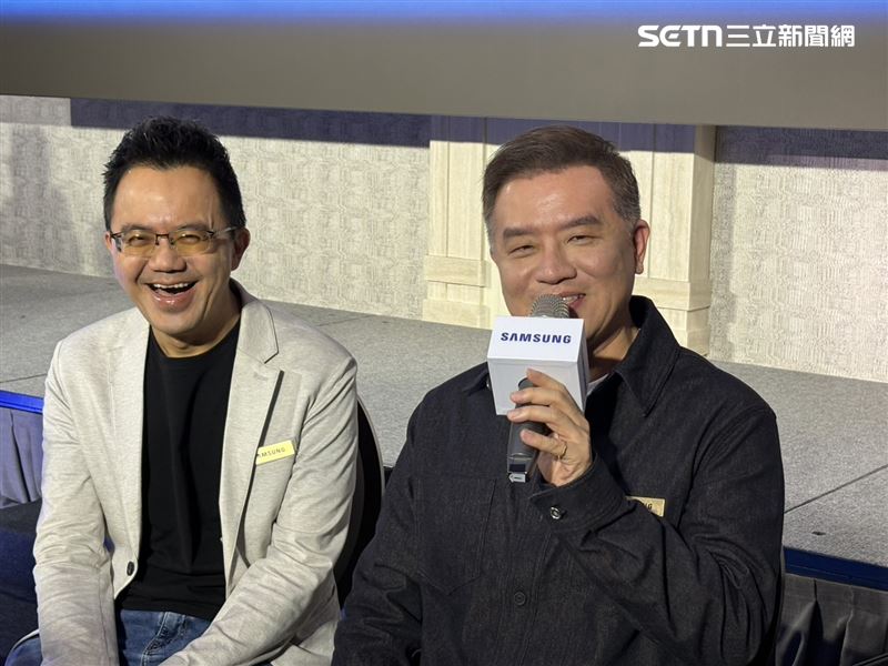 台灣三星電子行動通訊事業部總經理陳啓蒙（右）受訪時指出，此次三折疊手機在台灣亮相，並非以銷售為主要目的，而是希望進一步鞏固品牌形象，讓消費者清楚看見三星在行動科技領域依然維持領先地位。（圖／記者王文承攝影）