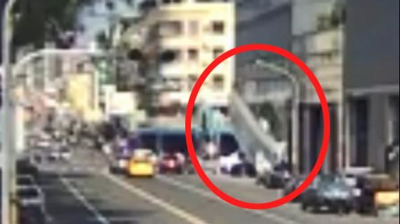 車商展廳招牌掉落!正中下方汽機車