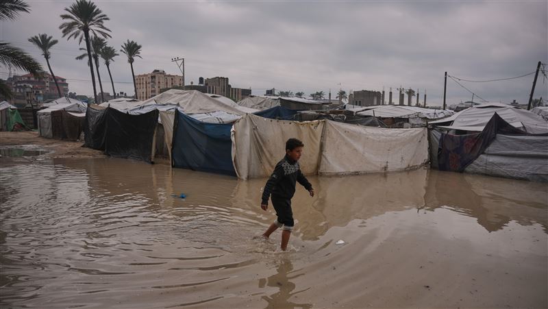加薩因暴雨和寒冷天氣，讓人民生活更加艱難。（圖／美聯社／達志影像）