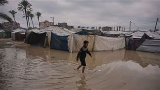 衣服整天都濕的　寒冬暴雨讓加薩幼童失溫