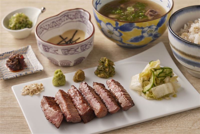 初訪推薦「上選牛舌定食」，完美展現爽脆彈性與柔嫩口感的黃金平衡。(圖／乾杯集團提供）