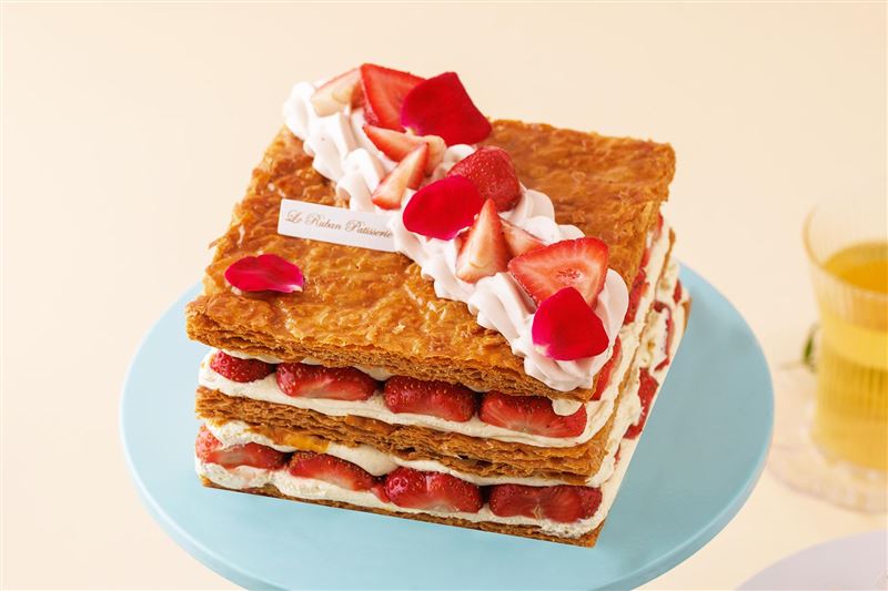 酥香堆疊的「法式草莓千層」,夾入新鮮草莓與滑順奶餡,果香更濃。(圖/品牌業者提供)