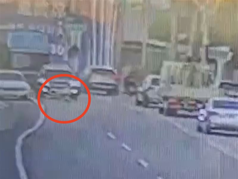 男童在車道上騎滑板車,後面車子大塞車。(圖/翻攝畫面)