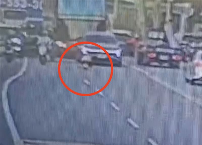 賓士、遊覽車沒有人敢超車。(圖/翻攝畫面)