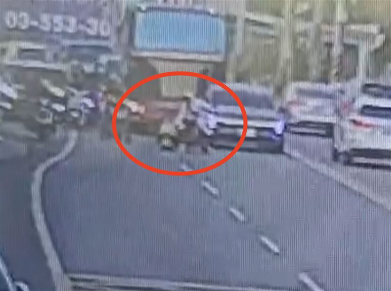 好心的騎士幫男童引路,回到路邊。(圖/翻攝畫面)