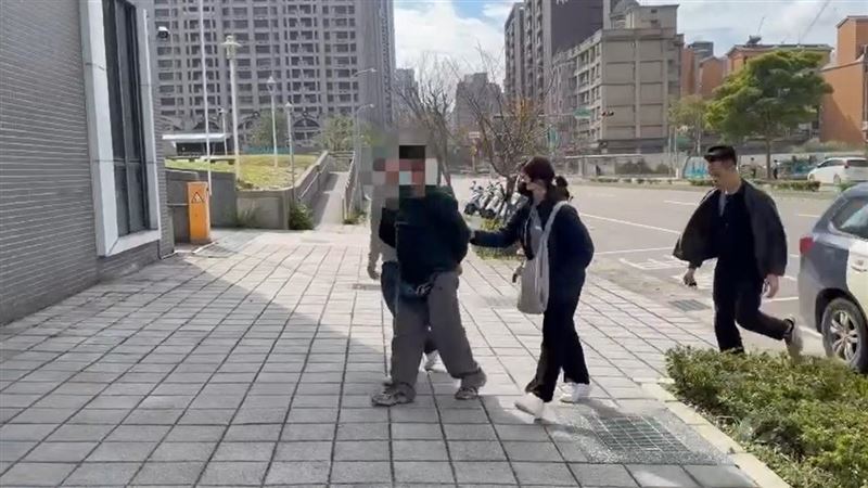 葉男持刀砍死老翁,於新莊某工地被警方逮捕到案。(圖/翻攝畫面)