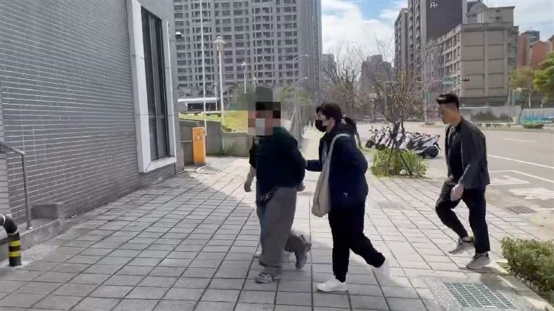 葉男持刀砍死老翁,於新莊某工地被警方逮捕到案。(圖/翻攝畫面)