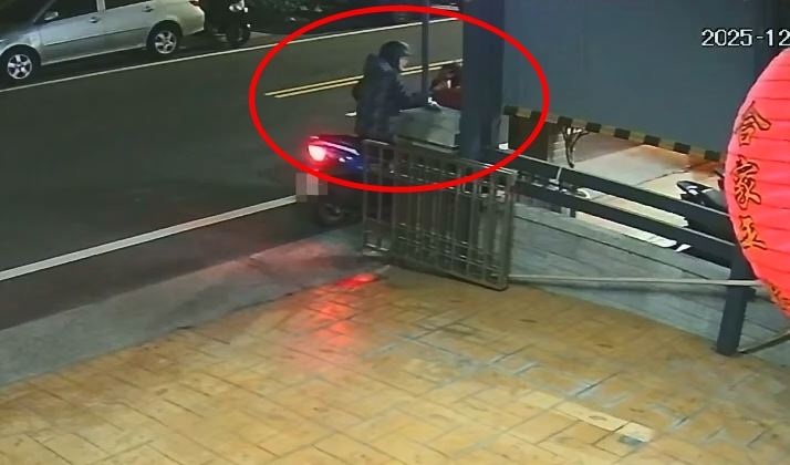 彰化26歲逆孫無業啃老,因要不到錢,當街痛扁失智嬤。(圖/翻攝自伸港小鎮臉書)