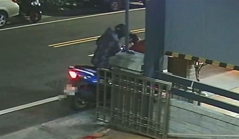 26歲逆孫要不到錢,對阿嬤拳腳相向,拿安全帽狠敲阿嬤頭部。(圖/翻攝自伸港小鎮臉書)