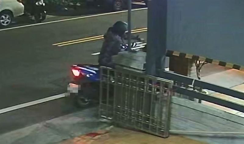 26歲逆孫要不到錢,對阿嬤拳腳相向,拿安全帽狠敲阿嬤頭部。(圖/翻攝自伸港小鎮臉書)