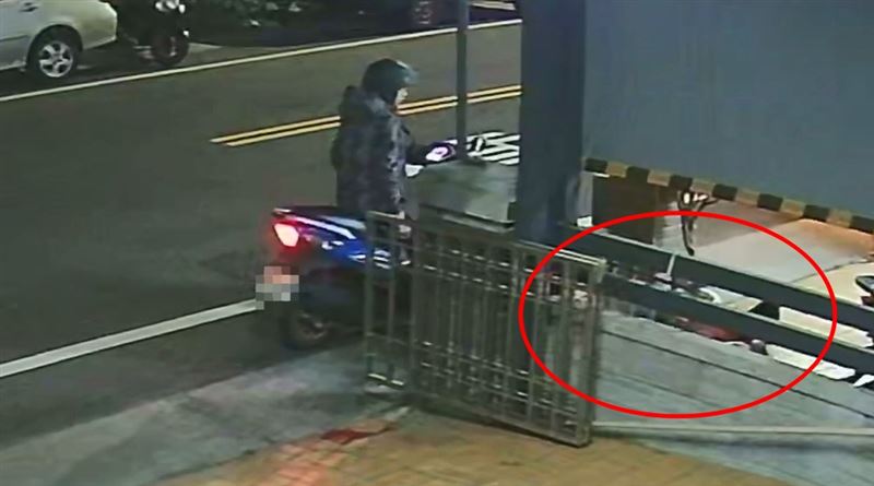 75歲阿嬤不堪逆孫毆打,痛得倒地掙扎。(圖/翻攝自伸港小鎮臉書)