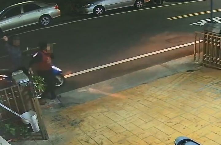 彰化26歲逆孫無業啃老,因要不到錢,當街痛扁失智嬤。(圖/翻攝自伸港小鎮臉書)