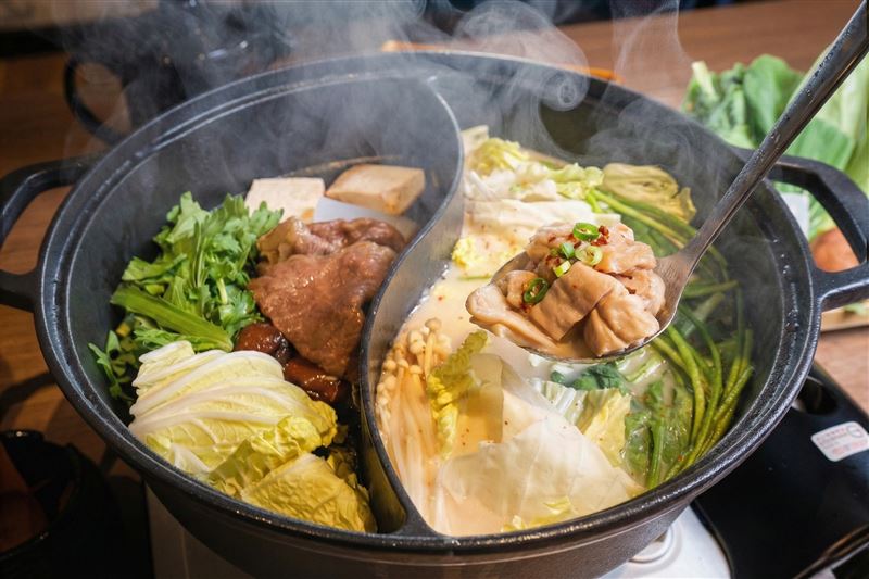 六本松空間設計以日式割烹風格打造，木質線條與暖色燈光，營造靜謐且具儀式感的用餐氛圍。（圖／六本松提供）